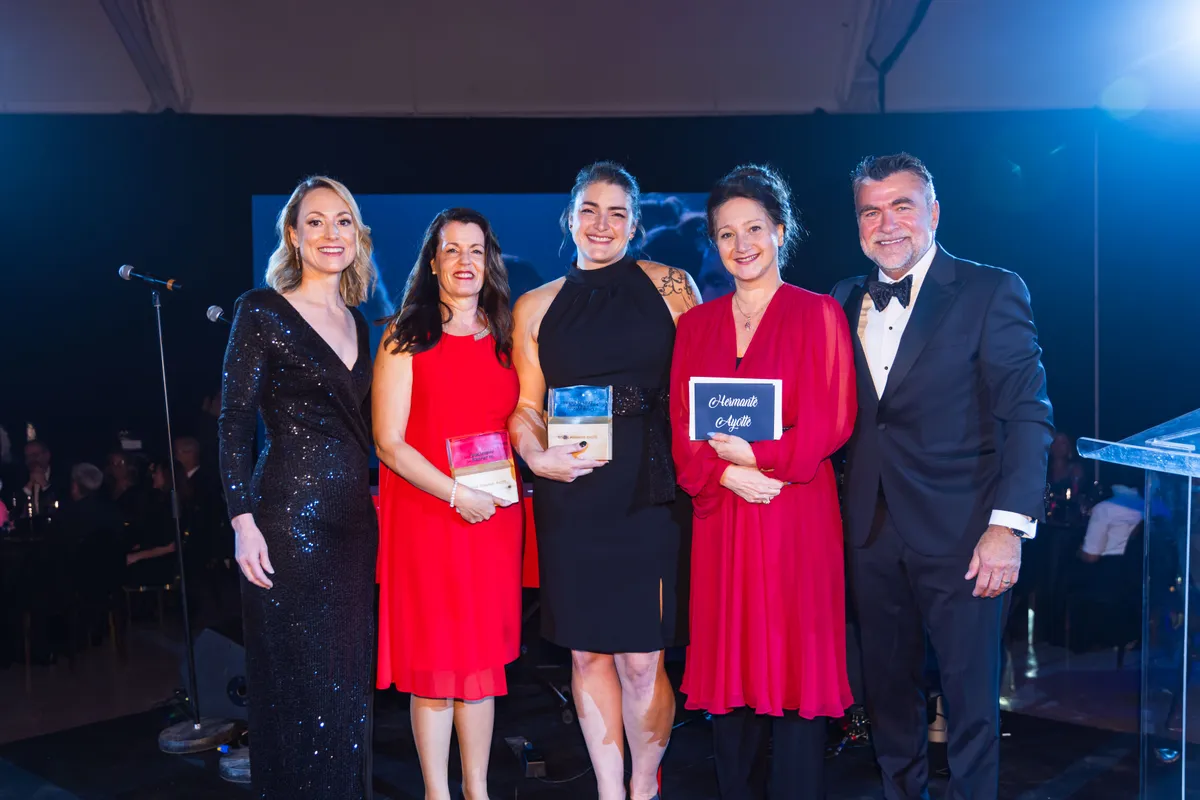 Emilie Dussault, présidente du CA du Conseil du patronat du Québec, Louise Levasseur – Secur-Alert Inc. (Bourse Hermante Ayotte), Mariane Chouinard – CaCO3 Biotech (Prix coup de cœur Hermante Ayotte) Catherine Ayotte, Karl Blackburn, président du Conseil du patronat du Québec